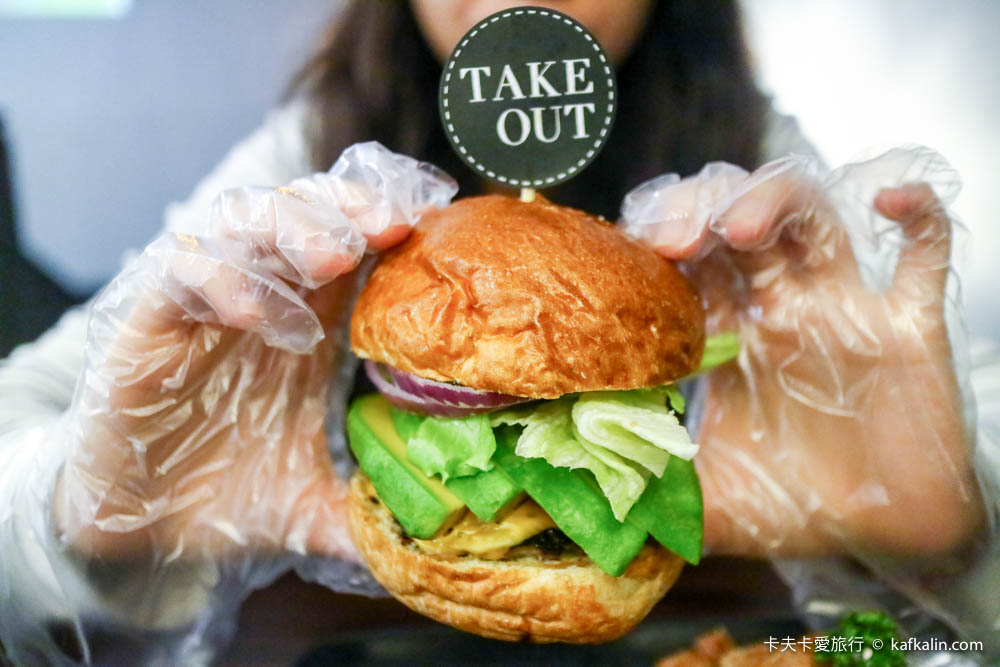 【台北捷運忠孝新生站】TAKE OUT Burger & Cafe｜貓咪餐廳貓大人坐鎮的美式手工漢堡 - kafkalin.com