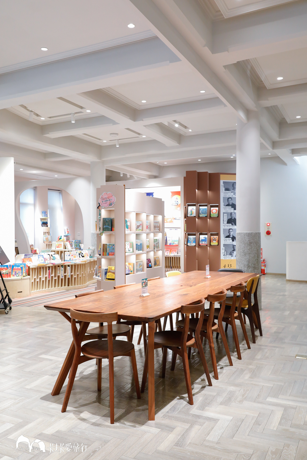 台中質感百年書店-中央書局，日本時代風格老建築古蹟咖啡餐廳 - kafkalin.com