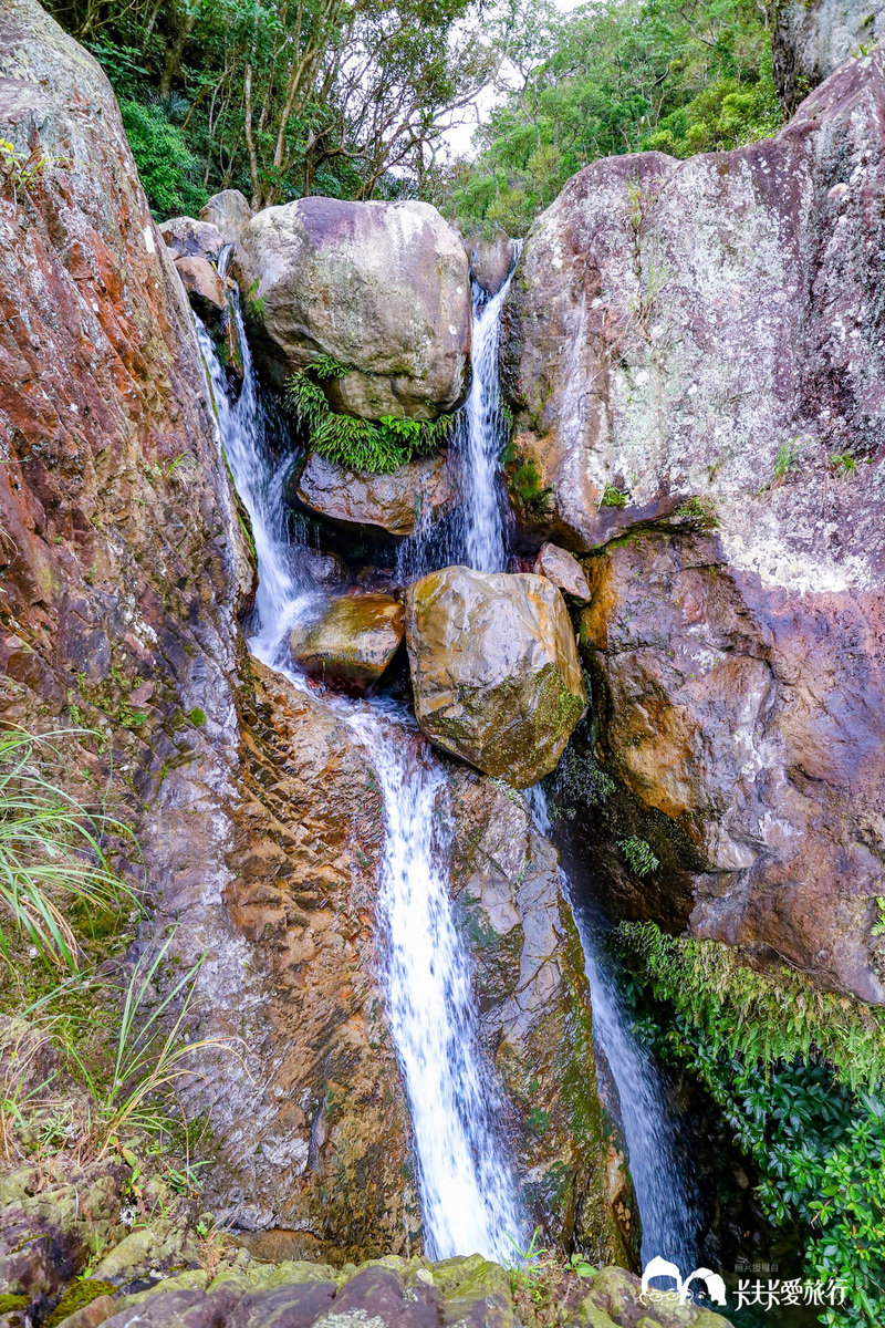 宜蘭礁溪景點｜猴洞坑瀑布｜瀑布頂俯瞰平原美景.15分鐘攻頂步道玩水秘境