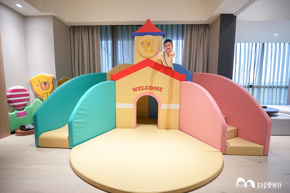 【嘉義親子飯店推薦】新悦花園酒店：熊家族主題房、旋轉木馬、賽車場、遊戲室，讓孩子玩到瘋！
